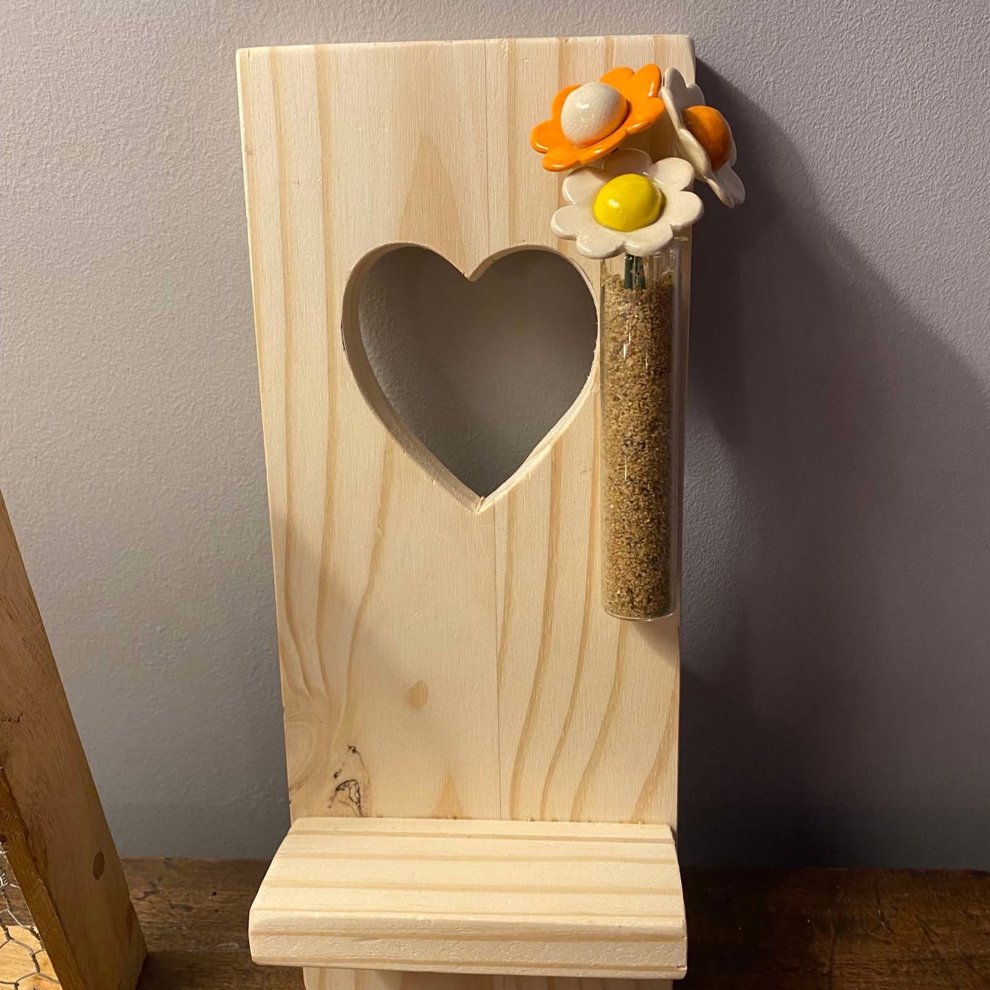 Etagère, tube à essai et fleurs oranges