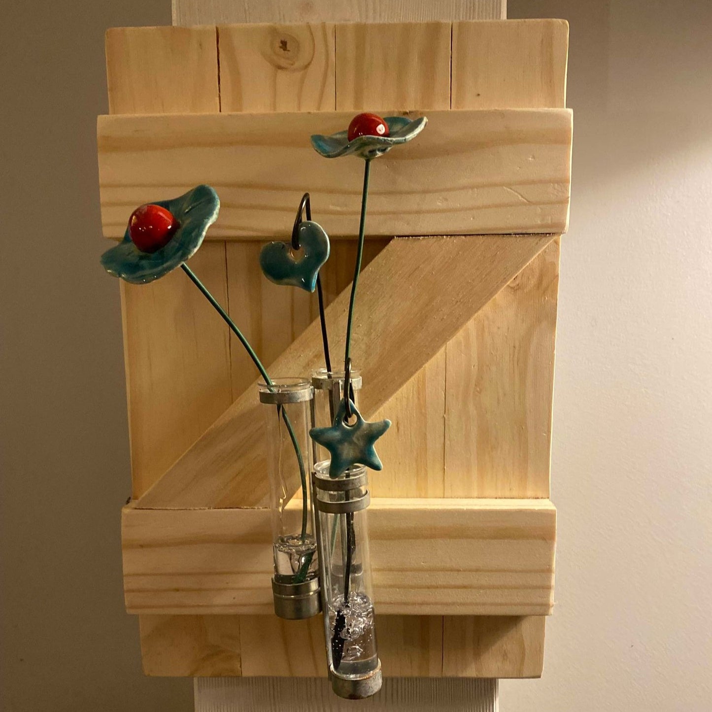 Volet et fleurs bleues