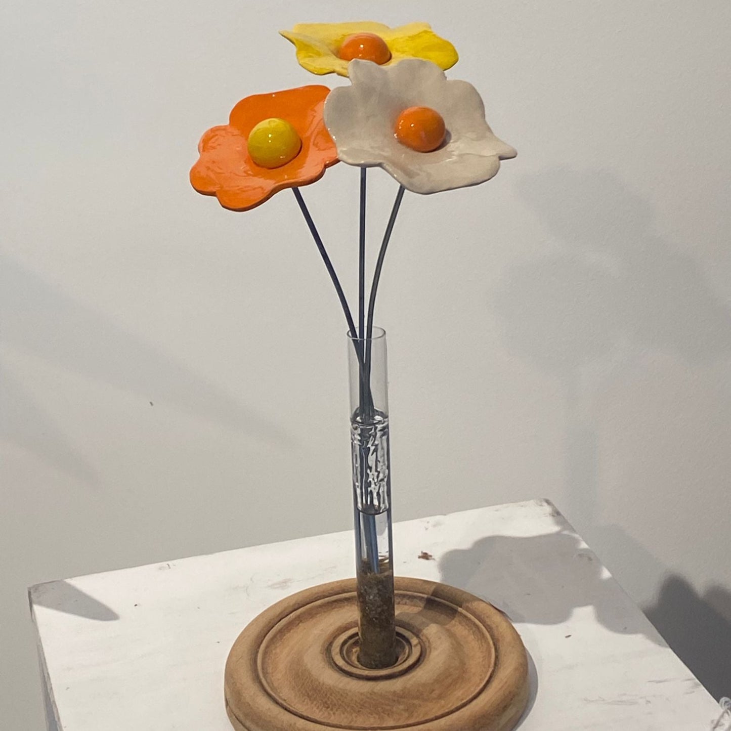 Trois fleurs dans leur tube à essai