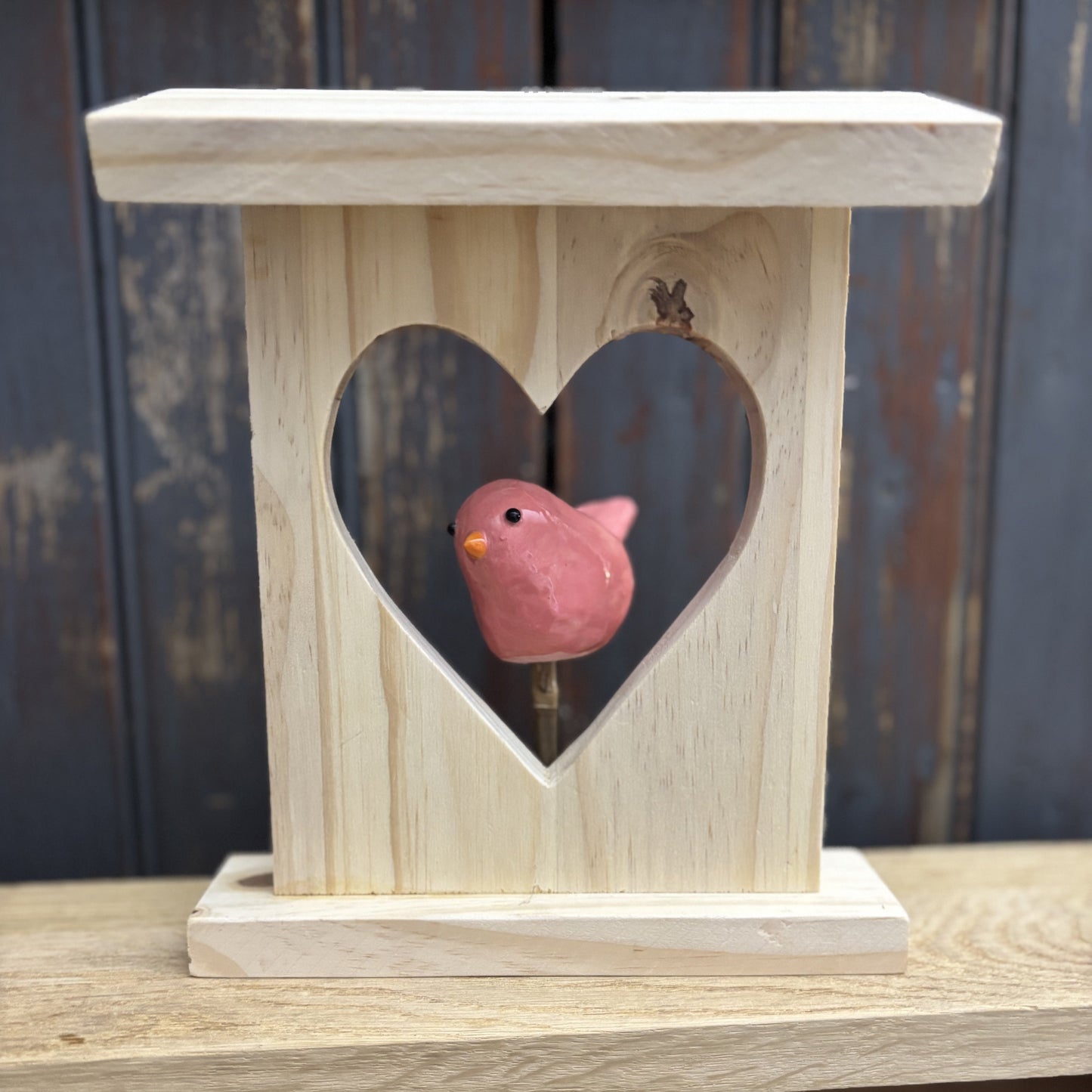 Oiseau rose coeur en bois