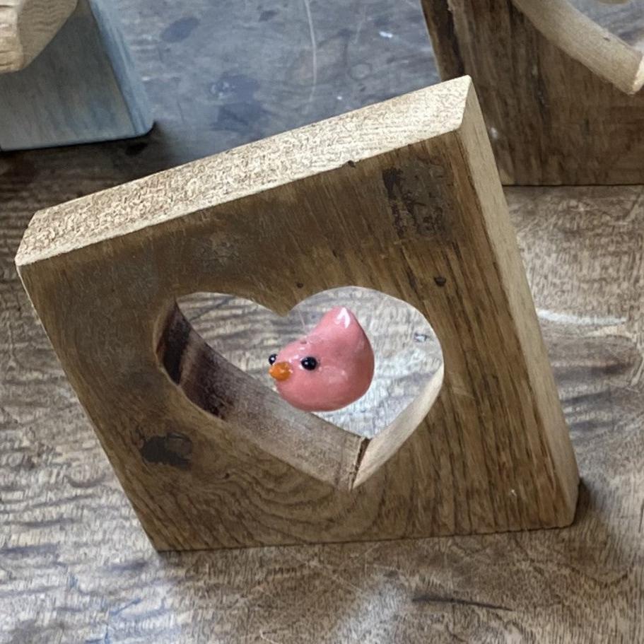 Petit oiseau rose coeur en bois