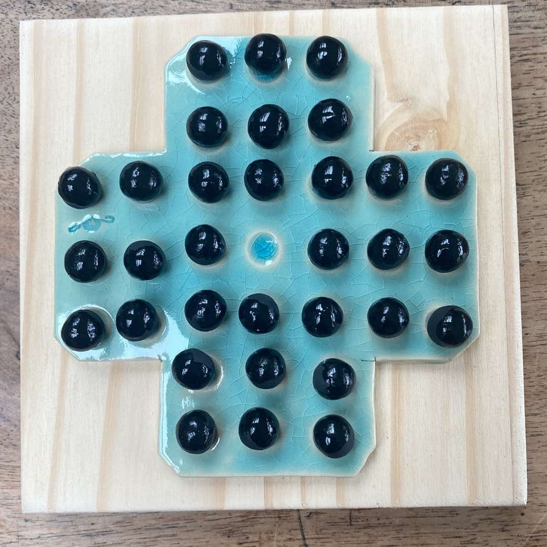 Jeu de solitaire sur plateau en bois